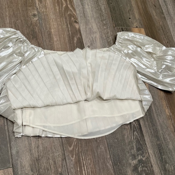 EXPRESS Pleated Off The Shoulder Balloon Sleeve Top SMALL NWT White Metallic - Picture 8 of 13